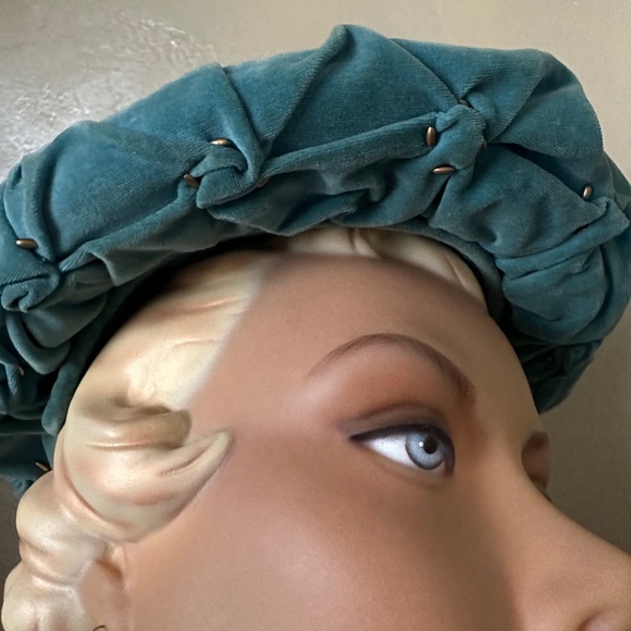BEATIFUL 1950s\' TURQUOISE RUCHED VELOUR MUSHROOM HAT WITH COORDINATING FEATHERS main image 7